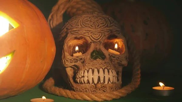 Jack Olatern y Skull.This material de alta definición encajaría perfectamente en cualquier documental de Halloween, película, comercial, presentación, película, etc. No te olvides de echar un vistazo a mi otro Halloween — Foto de Stock