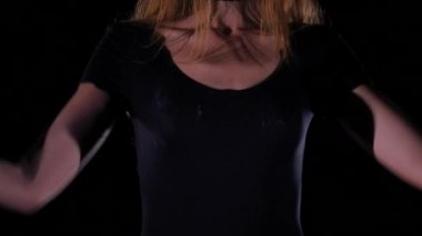 Genç kadın bir pembe boş bulut un bir çöl grunge Fabrika arka planda