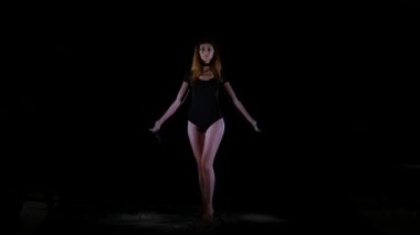 Genç kadın bir beyaz boş bulut un siyah bir arka plan