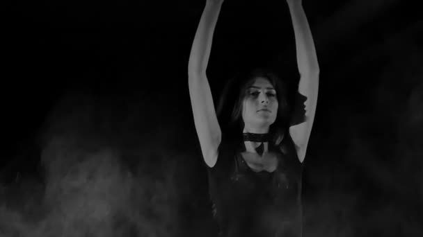 黒の背景で小麦粉の白い空雲の若い女性 — ストック動画