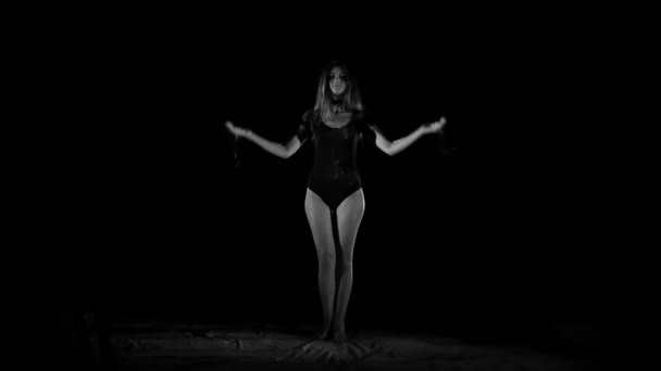 Чорно-білий силует молодої, спортивної і сексуальної жінки в нижній білизні і розкладає борошно — стокове відео