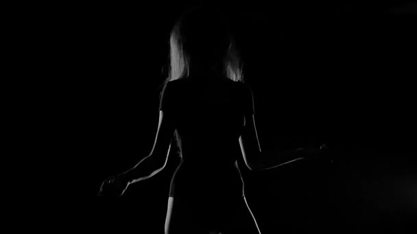 란제리에서, 스포티 하 고 섹시 한 젊은 여자의 흑백 실루엣 — 비디오