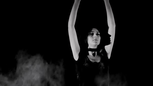 Junge Frau in einer weißen, leeren Mehlwolke vor schwarzem Hintergrund — Stockvideo