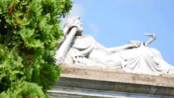 Estatua en un cementerio con nubes — Vídeos de Stock