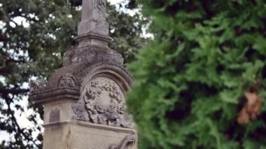 taş eski mezarlık çapraz. Karanlık Gotik mezarlık. Bulutlar üzerinde terk edilmiş bir mezarlık. Birinci Dünya Savaşı sırasında eski mezarlar. Kilisenin büyümüş mezarların arasında