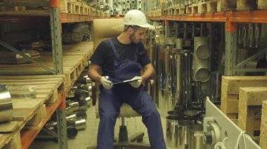 İnşaat depodaki satıcı kayıt ürünler