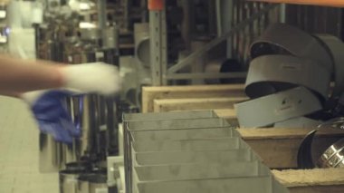 Alışveriş kavramı erkekler. İnşaat hipermarket esnaf erkekler için bir cennettir. Bir adam bir inşaat dükkanında çalışıyor