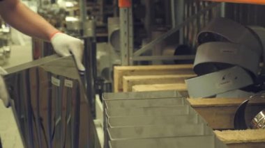 Alışveriş kavramı erkekler. İnşaat hipermarket esnaf erkekler için bir cennettir. Bir adam bir inşaat dükkanında çalışıyor
