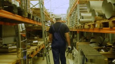 Alışveriş kavramı erkekler. İnşaat hipermarket esnaf erkekler için bir cennettir. Bir adam bir inşaat dükkanında çalışıyor
