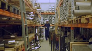 Alışveriş kavramı erkekler. İnşaat hipermarket esnaf erkekler için bir cennettir. Bir adam bir inşaat dükkanında çalışıyor