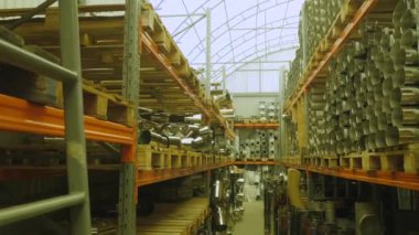 Alışveriş kavramı erkekler. İnşaat hipermarket esnaf erkekler için bir cennettir. Bir adam bir inşaat dükkanında çalışıyor