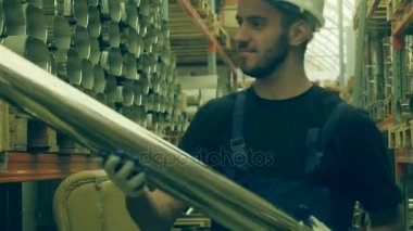 Alışveriş kavramı erkekler. İnşaat hipermarket esnaf erkekler için bir cennettir. Bir adam bir inşaat dükkanında çalışıyor