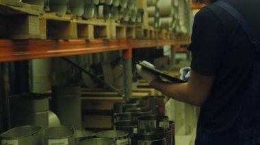 Alışveriş kavramı erkekler. İnşaat hipermarket esnaf erkekler için bir cennettir. Bir adam bir inşaat dükkanında çalışıyor