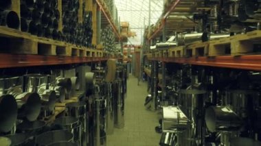 Alışveriş kavramı erkekler. İnşaat hipermarket esnaf erkekler için bir cennettir. Bir adam bir inşaat dükkanında çalışıyor