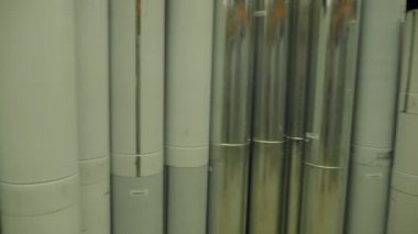 Metalik borular üzerinde ambar. Bina Dükkanı