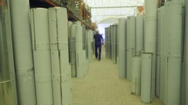 Alışveriş kavramı erkekler. İnşaat hipermarket esnaf erkekler için bir cennettir. Bir adam bir inşaat dükkanında çalışıyor
