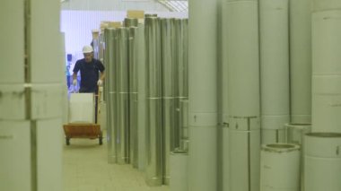 Alışveriş kavramı erkekler. İnşaat hipermarket esnaf erkekler için bir cennettir. Bir adam bir inşaat dükkanında çalışıyor
