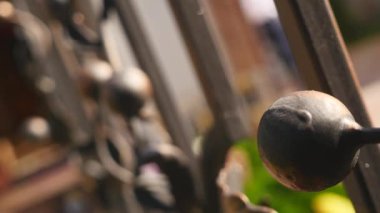 Bir Avrupa kenti eski merkezinde eski Ferforje çit