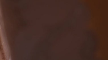 Kabarık gelinlik üzerinde otel odasında bir askı. Düğün sabah