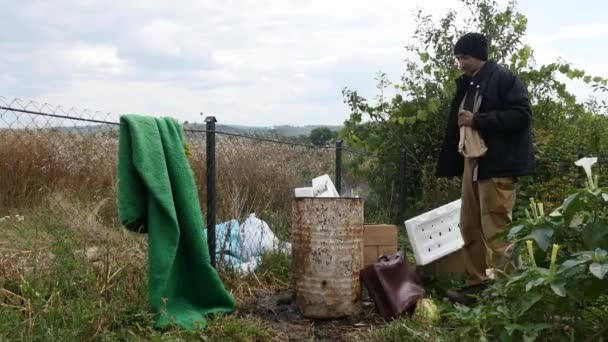 Povera gente che si scalda vicino al fuoco barile della spazzatura e bere vodka — Video Stock