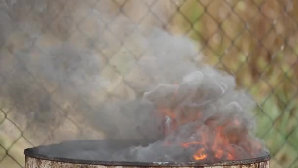 Fuego en barriles tanque de aceite — Vídeos de Stock