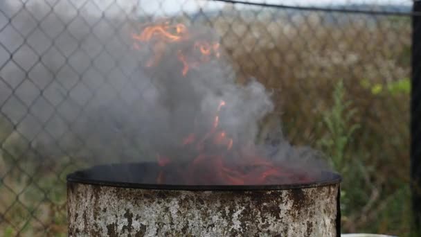 Πυρκαγιά σε βαρέλια πετρέλαιο τοποθετήστε σε δεξαμενή — Αρχείο Βίντεο