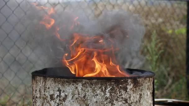 Πυρκαγιά σε βαρέλια πετρέλαιο τοποθετήστε σε δεξαμενή — Αρχείο Βίντεο