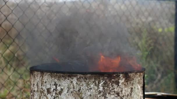 Πυρκαγιά σε βαρέλια πετρέλαιο τοποθετήστε σε δεξαμενή — Αρχείο Βίντεο