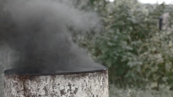 Incêndio no tanque de óleo de barris — Vídeo de Stock