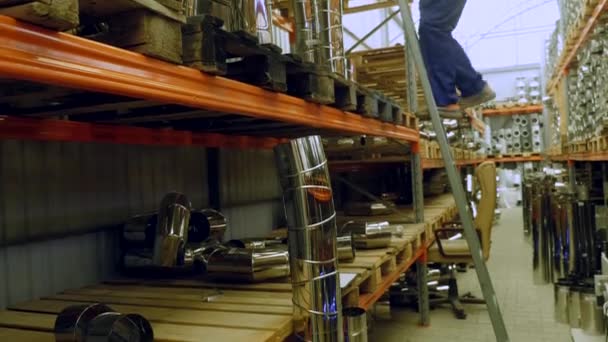 Concept mannen winkelen. Bouw hypermarkt is een paradijs voor mannen van de ambachtslieden. Een man werkt in een winkel van de bouw — Stockvideo