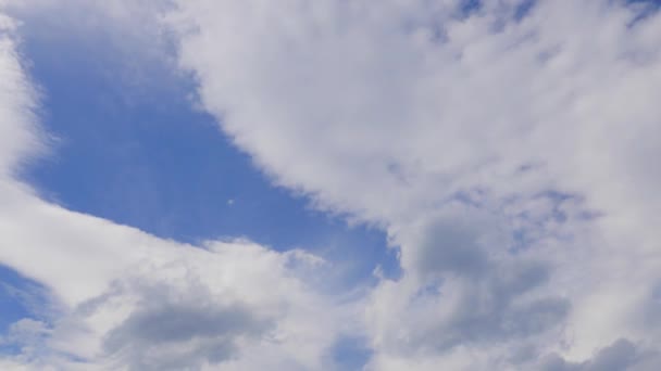 Mozgó felhők és a kék ég — Stock videók