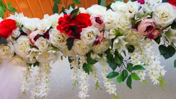 Schöne Blumen auf dem Tisch am Hochzeitstag — Stockvideo