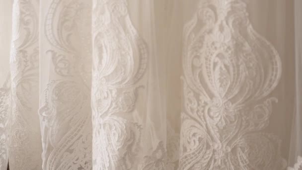 Vestito da sposa, primo piano. Dettagli dell'abito da sposa della sposa — Video Stock