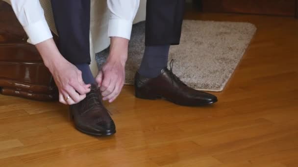 Mans handen koppelverkoop schoenen — Stockvideo