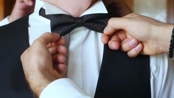 Bela manhã de noivo no quarto de hotel. O noivo usa gravata de borboleta — Vídeo de Stock