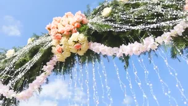 Huwelijksboog met bloemen. Bruiloft decor — Stockvideo