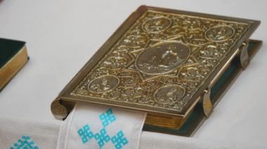 Rahip tablo üzerinde çapraz
