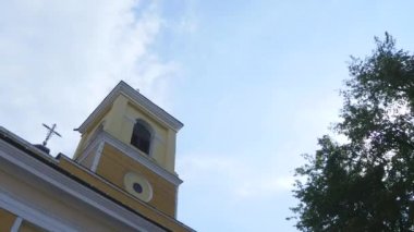 Beyaz duvarları kilise altın Cupolas, haçlar. Bir arka plan üzerinde mavi gökyüzü