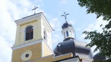 Beyaz duvarları kilise altın Cupolas, haçlar. Bir arka plan üzerinde mavi gökyüzü