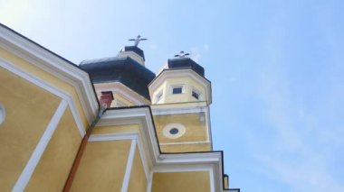 Beyaz duvarları kilise altın Cupolas, haçlar. Bir arka plan üzerinde mavi gökyüzü