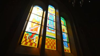 Güneş ışığı ile kilise leke-cam pencere