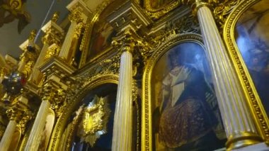 Eski bir kilisenin sunak iç