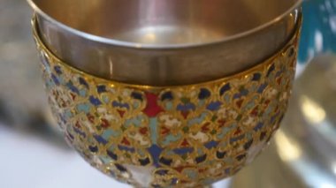 Düğün töreni için kilise öznitelikleri. Altın kron sunak üzerinde vardır. Rahip özniteliklerini