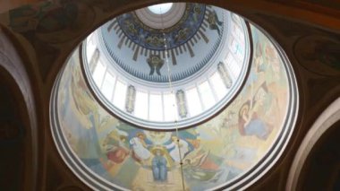 Eski bir kilisenin sunak iç