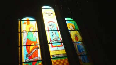 Güneş ışığı ile kilise leke-cam pencere