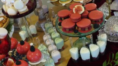 Lezzetli düğün resepsiyonu, tatlı masası.