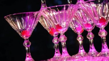 Şampanya piramit. Garson gözlük şampanya döker. Şampanya bardağı yığını. Festival içme alkol. Restoranda bir ziyafet çekin. Tatil. İçecek Servisi