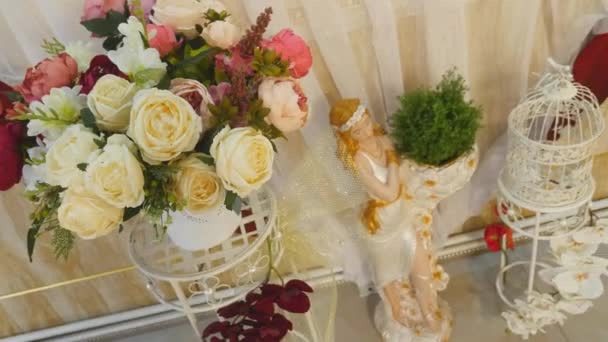 美丽的花朵，在婚礼当天的桌子上 — 图库视频影像