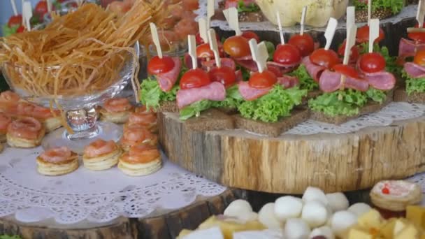 Banquete. La comida en la mesa de bodas. Carne, aperitivos y bebidas — Vídeos de Stock