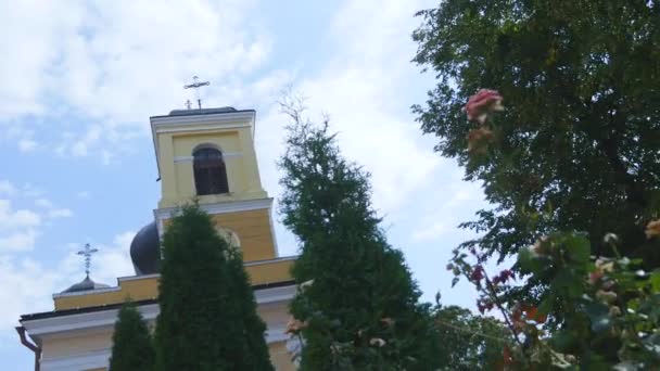 Murallas blancas de la iglesia cúpulas de oro, cruces. Cielo azul sobre fondo — Vídeo de stock